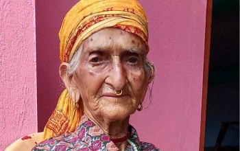 बैतडीमा ११३ बर्षीया वृद्धाले गरिन् मतदान 